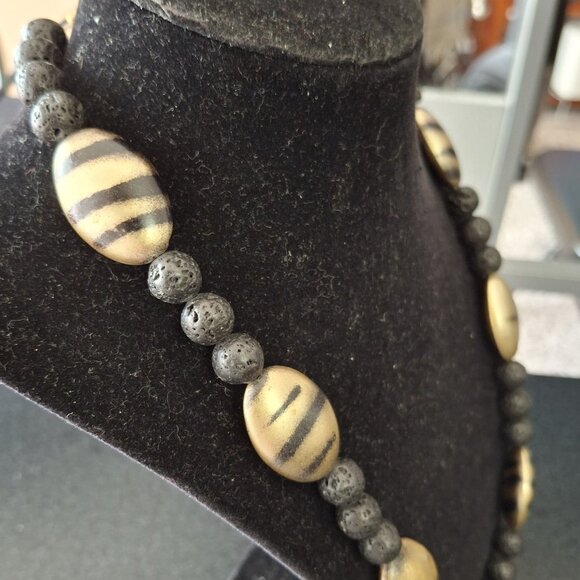 NECKLACE - Picture 2 of 3